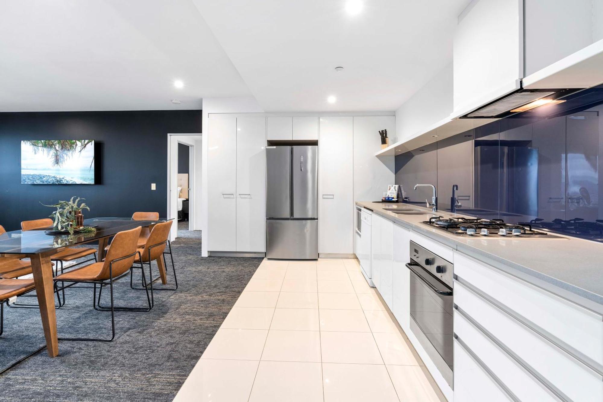 Converted 2 Bedrooms With Hinterland Views - No Parking - Circle On Cavill - Self Contained, Privately Managed - Wow * Gold Coast